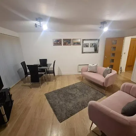 2 Bedroom 2 Bath Apartment, Sleeps 4, Town Centre Wolverhampton Exterior photo