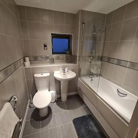 2 Bedroom 2 Bath Apartment, Sleeps 4, Town Centre Wolverhampton Exterior photo