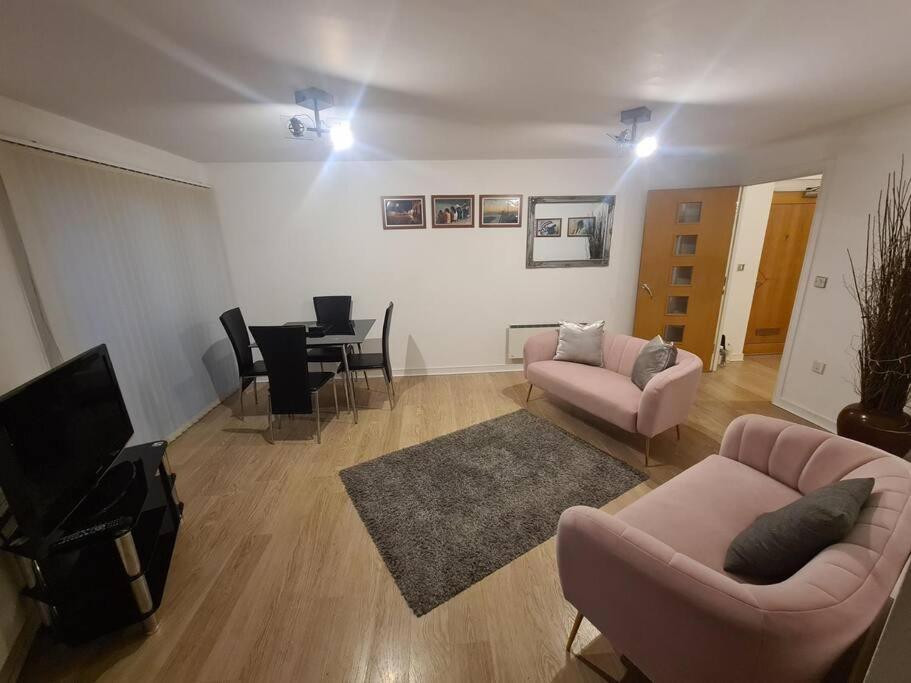 Apartment 2 Bedroom 2 Bath Apartment, Sleeps 4, Town Centre Wolverhampton