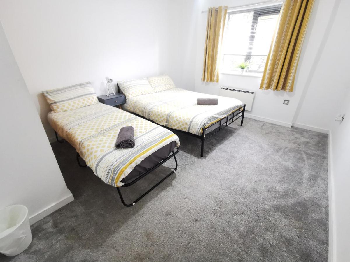 2 Bedroom 2 Bath Apartment, Sleeps 4, Town Centre Apartment Wolverhampton